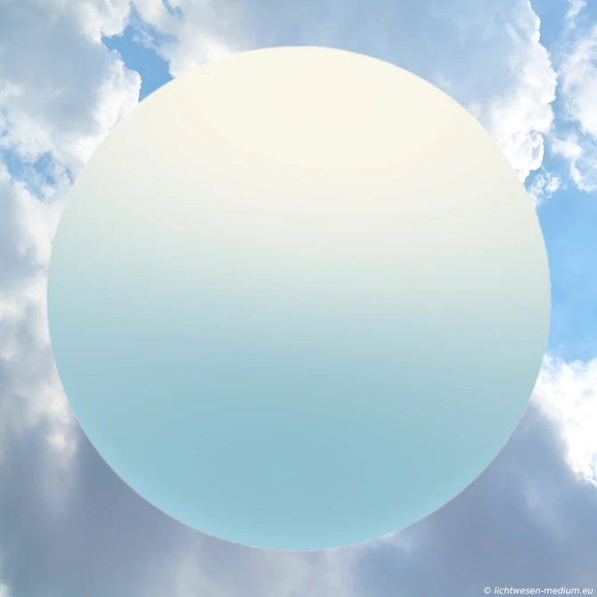 Eine blaue Sphäre ist im Himmel sichtbar, umgeben von sanften Wolken.
